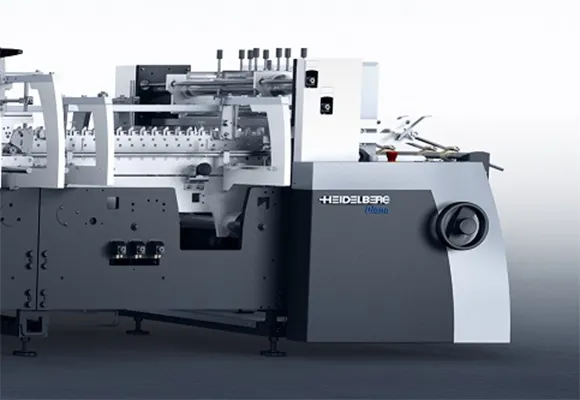 Alimentador con módulo de alineación de pieza troquelada