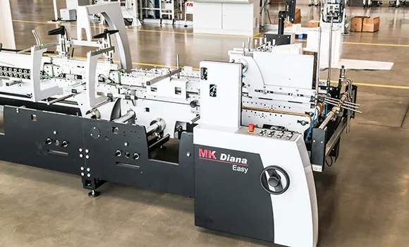 Alimentador con módulo de alineación de piezas troqueladas